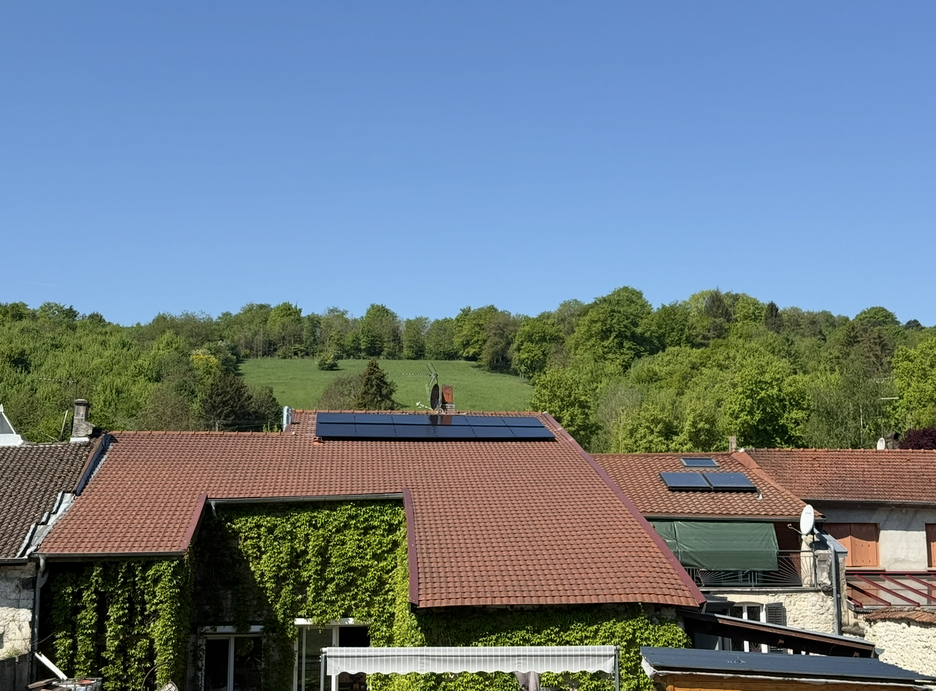 Des panneaux photovoltaïques installés sur un toit de maison.