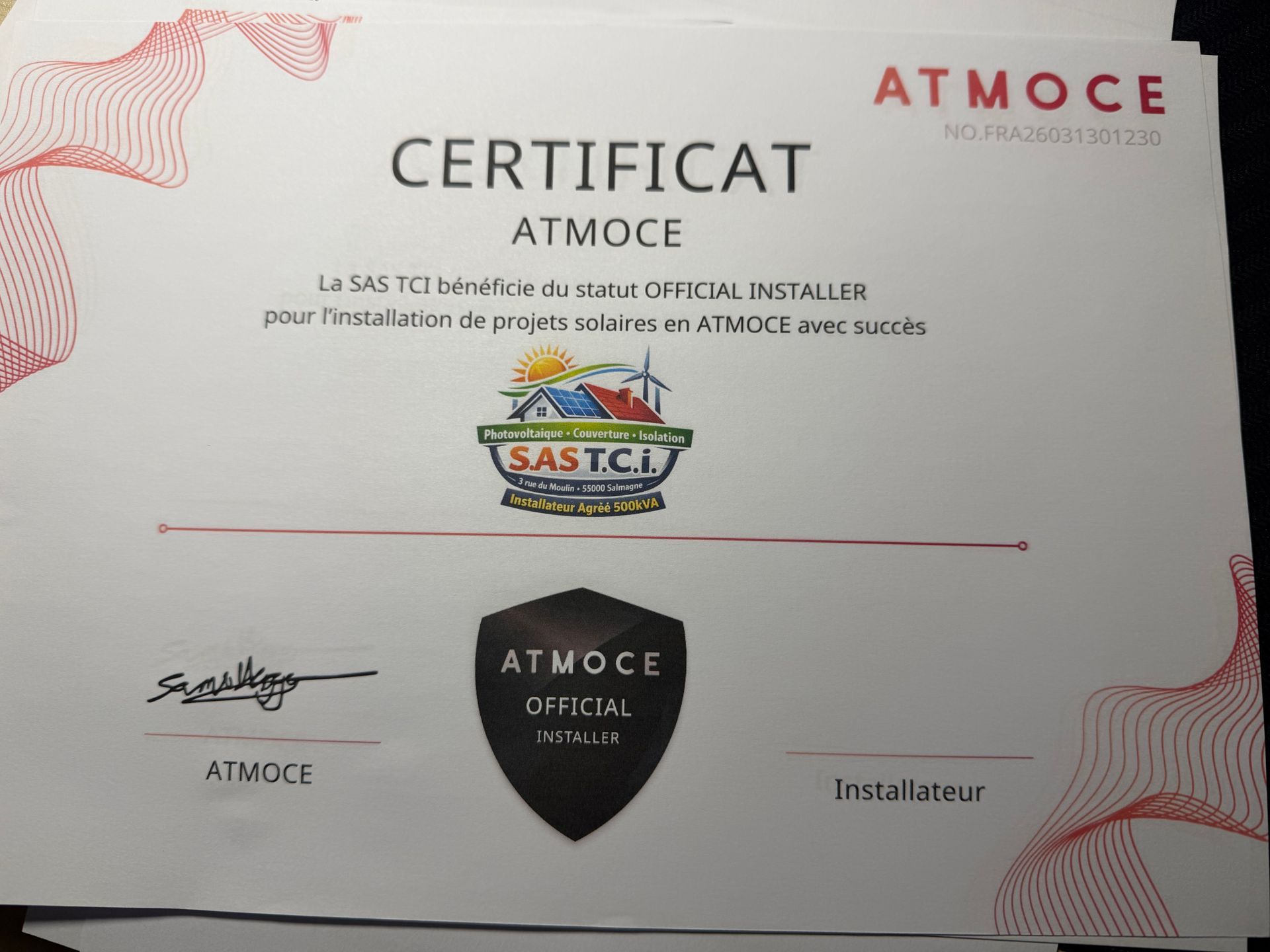 Un certificat officiel ATMOCE conférant à la SAS TCI le statut de partenaire agréé pour l'installation de panneaux solaires.