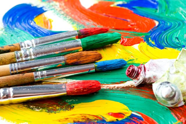 Artistes Peinture Et De Dessin Des Matériaux Avec Des Aquarelles, Pinceaux  Et Crayons Banque D'Images et Photos Libres De Droits. Image 33689229