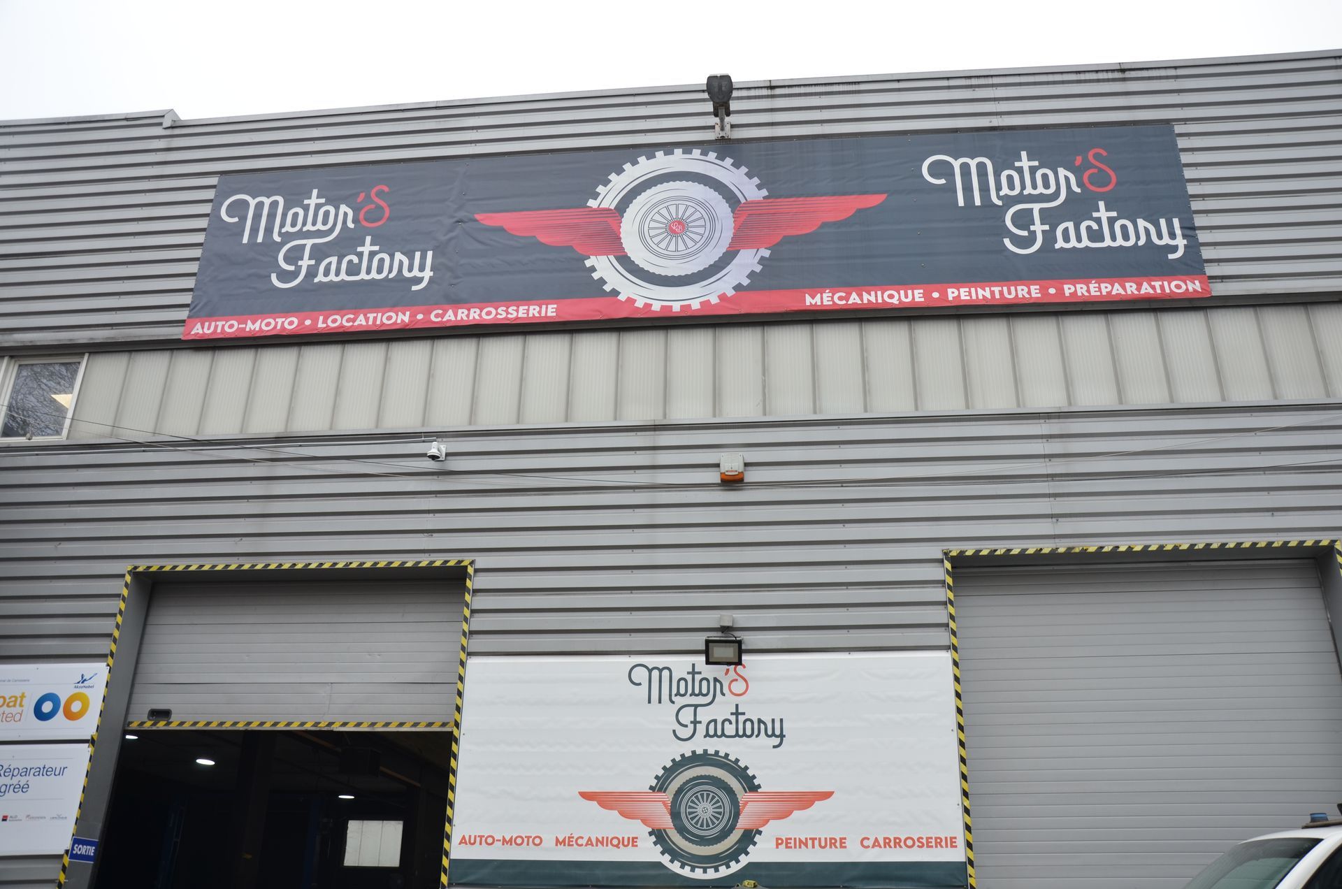 Devanture du garage et panneau en gros plan