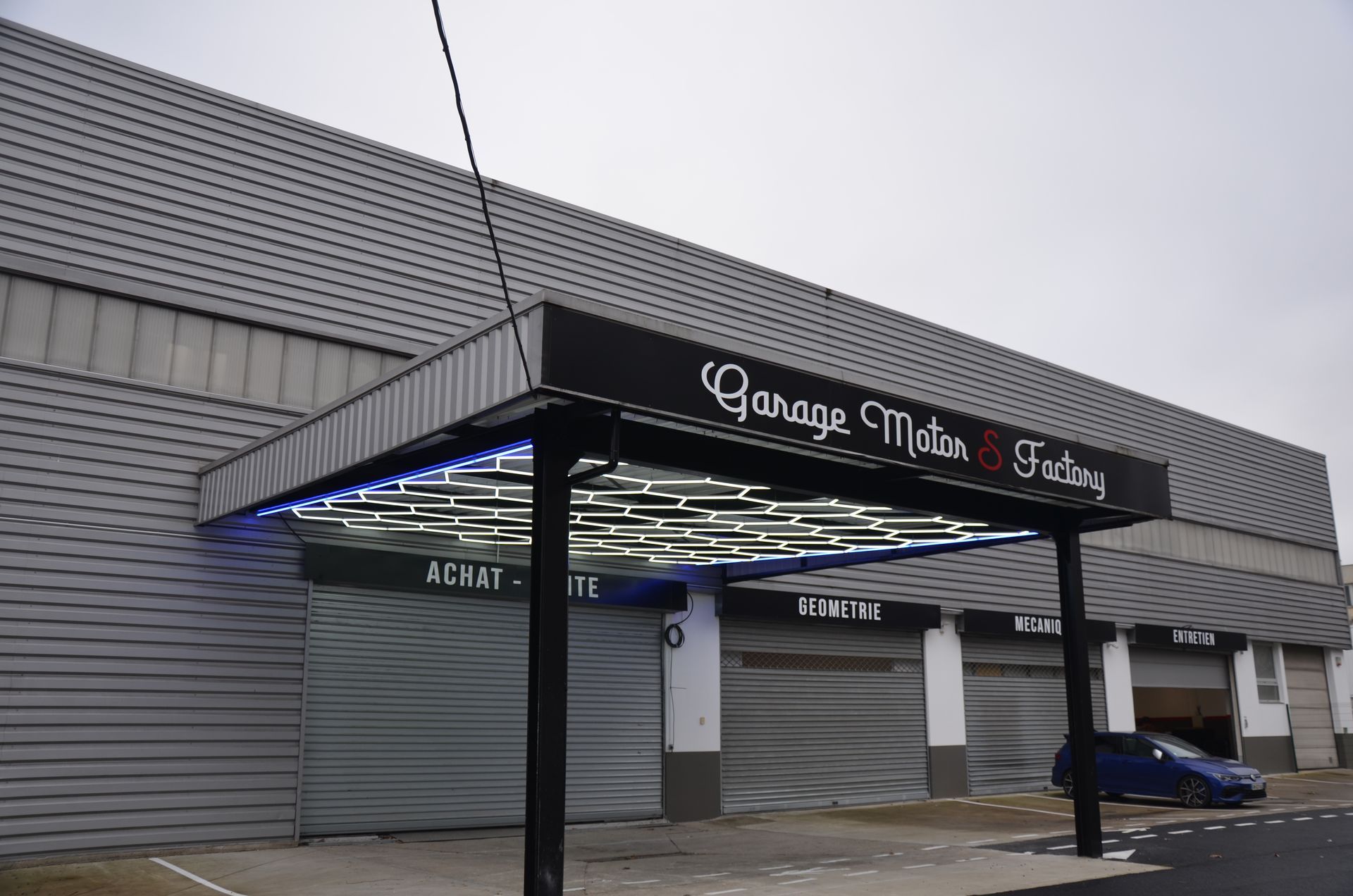 Devanture du garage avec volets roulants fermés