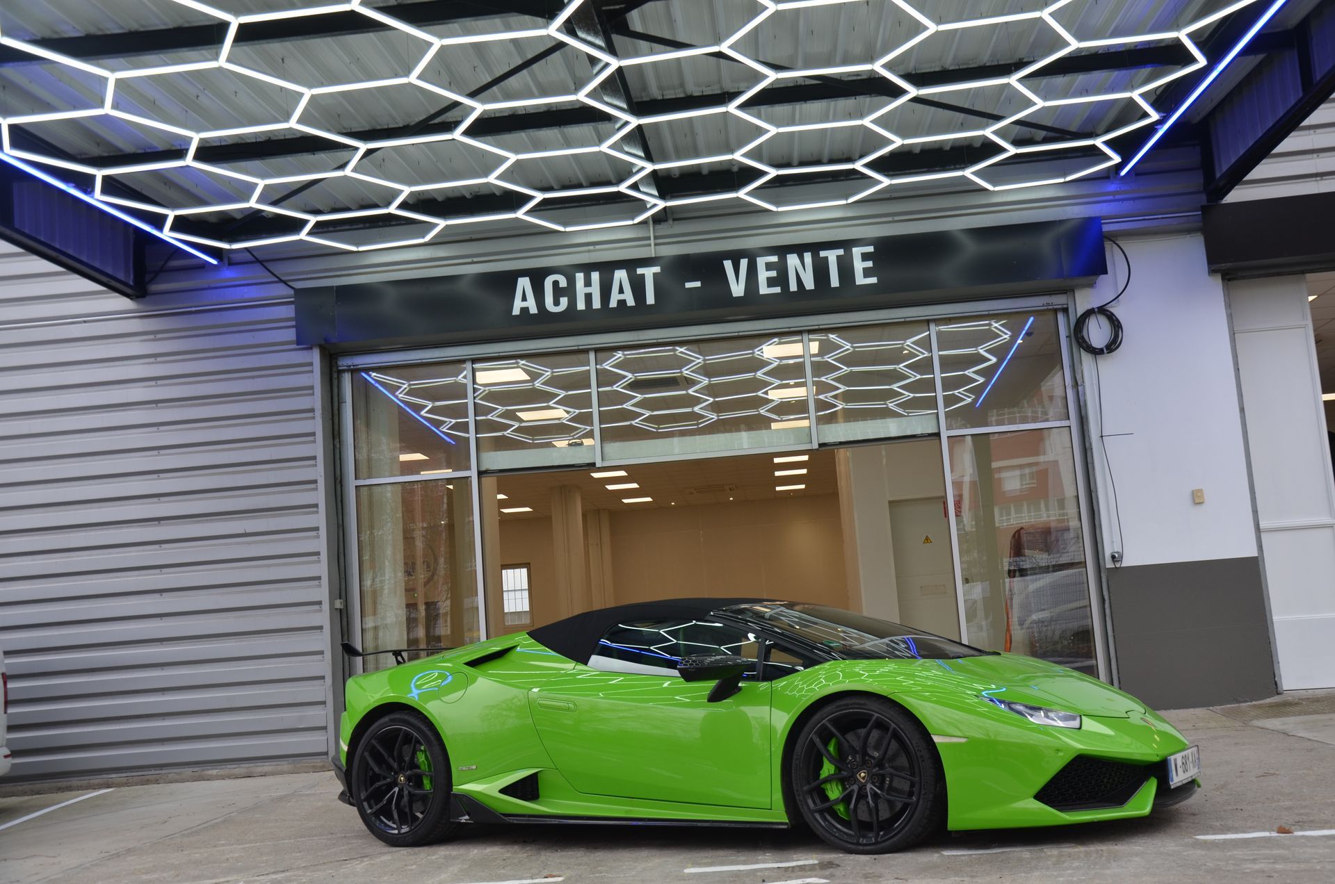 Voiture de luxe de couleur verte devant le garage