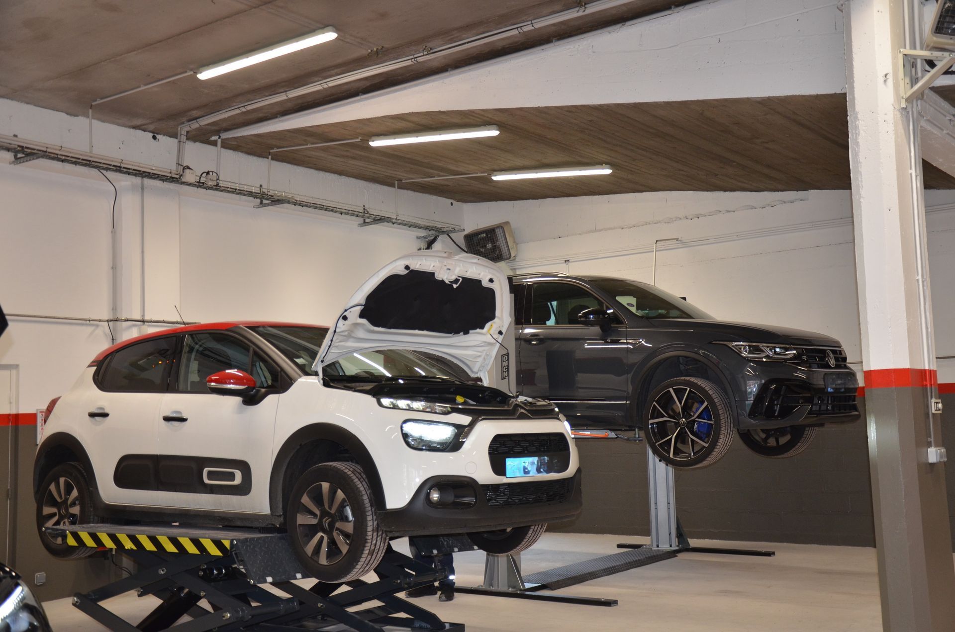 Banc de réparation mécanique et voiture citadine