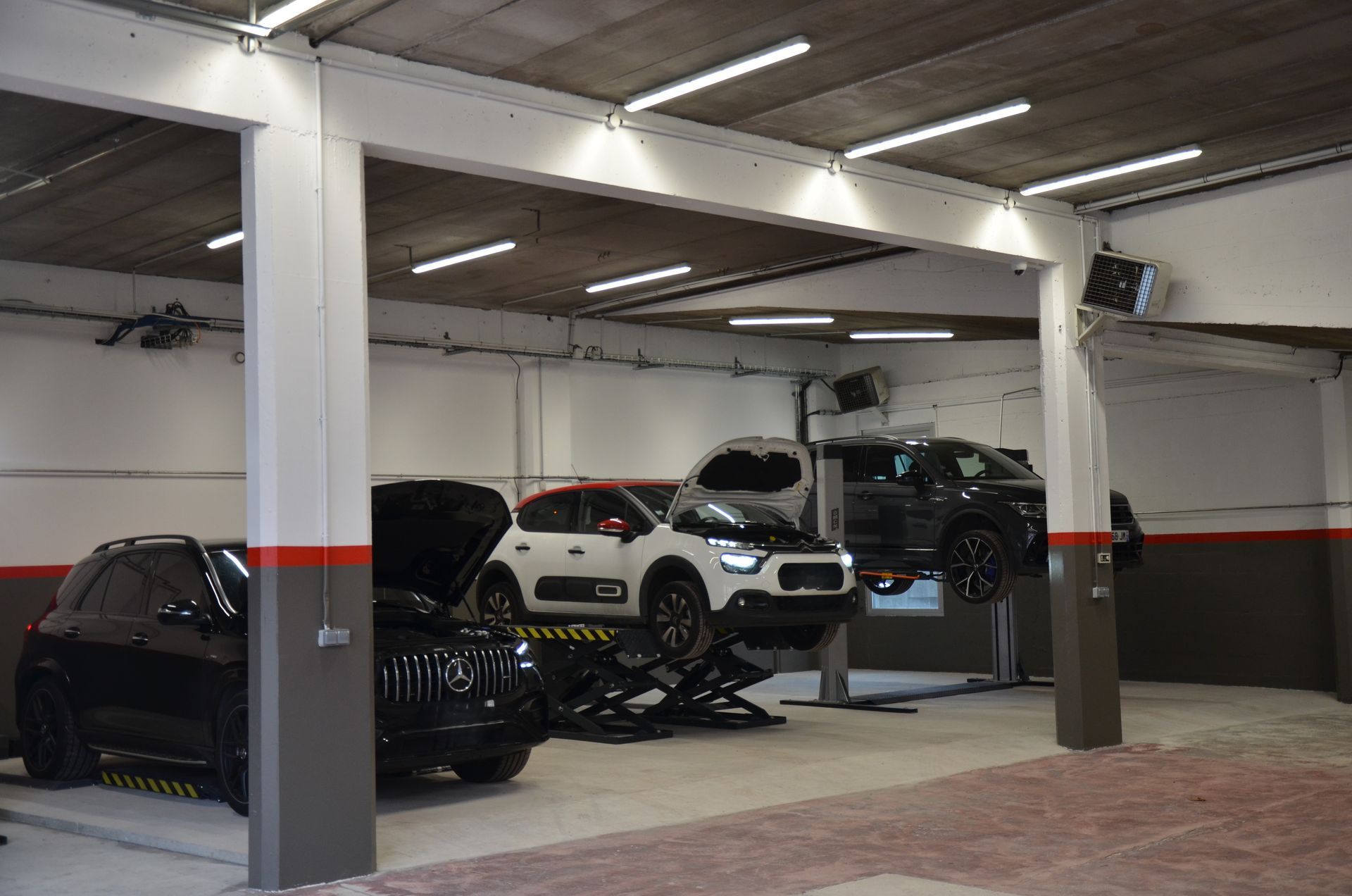 Citadine sur pont élévateur