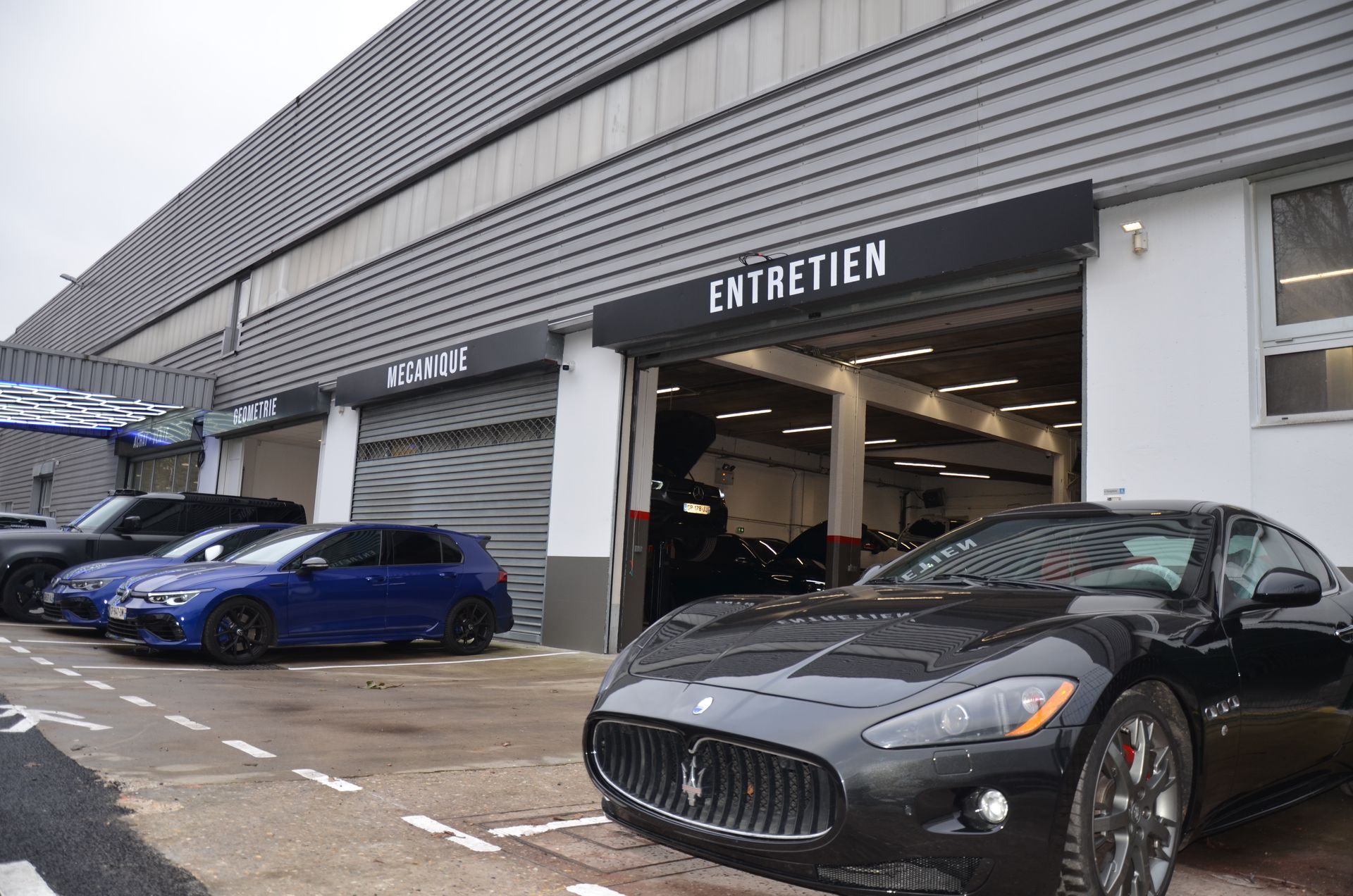 Atelier d'entretien et voiture de luxe
