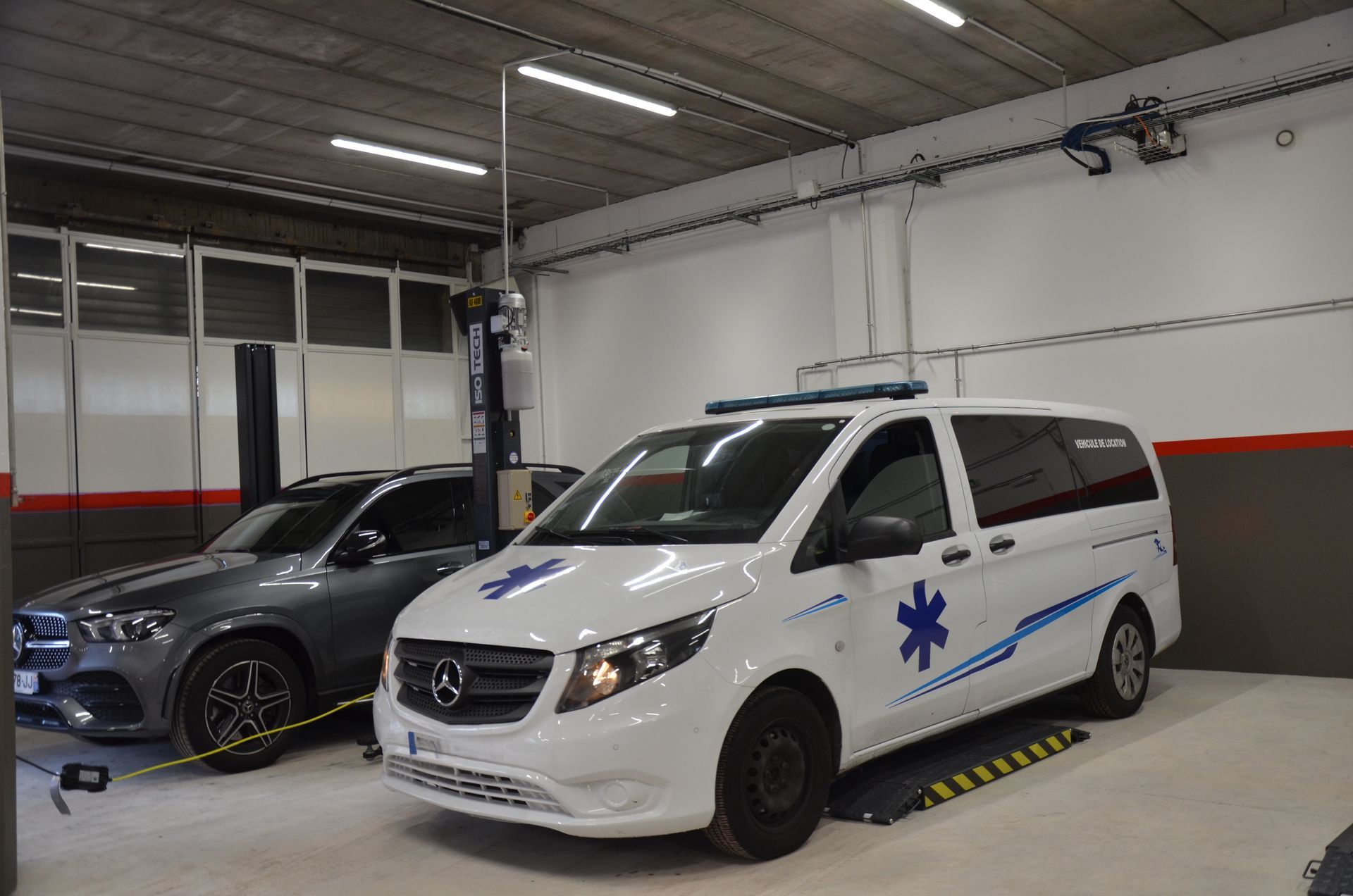 Ambulance à entretenir, intérieur du garage