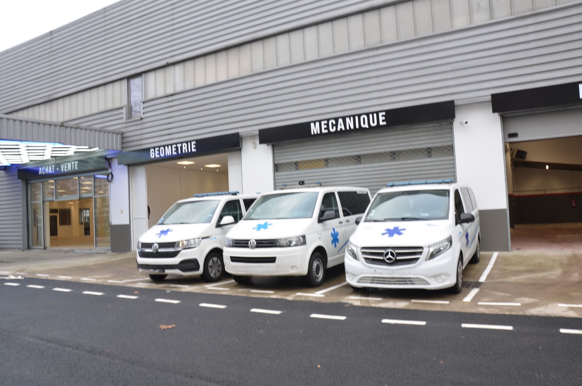 Trois ambulances garées devant le garage