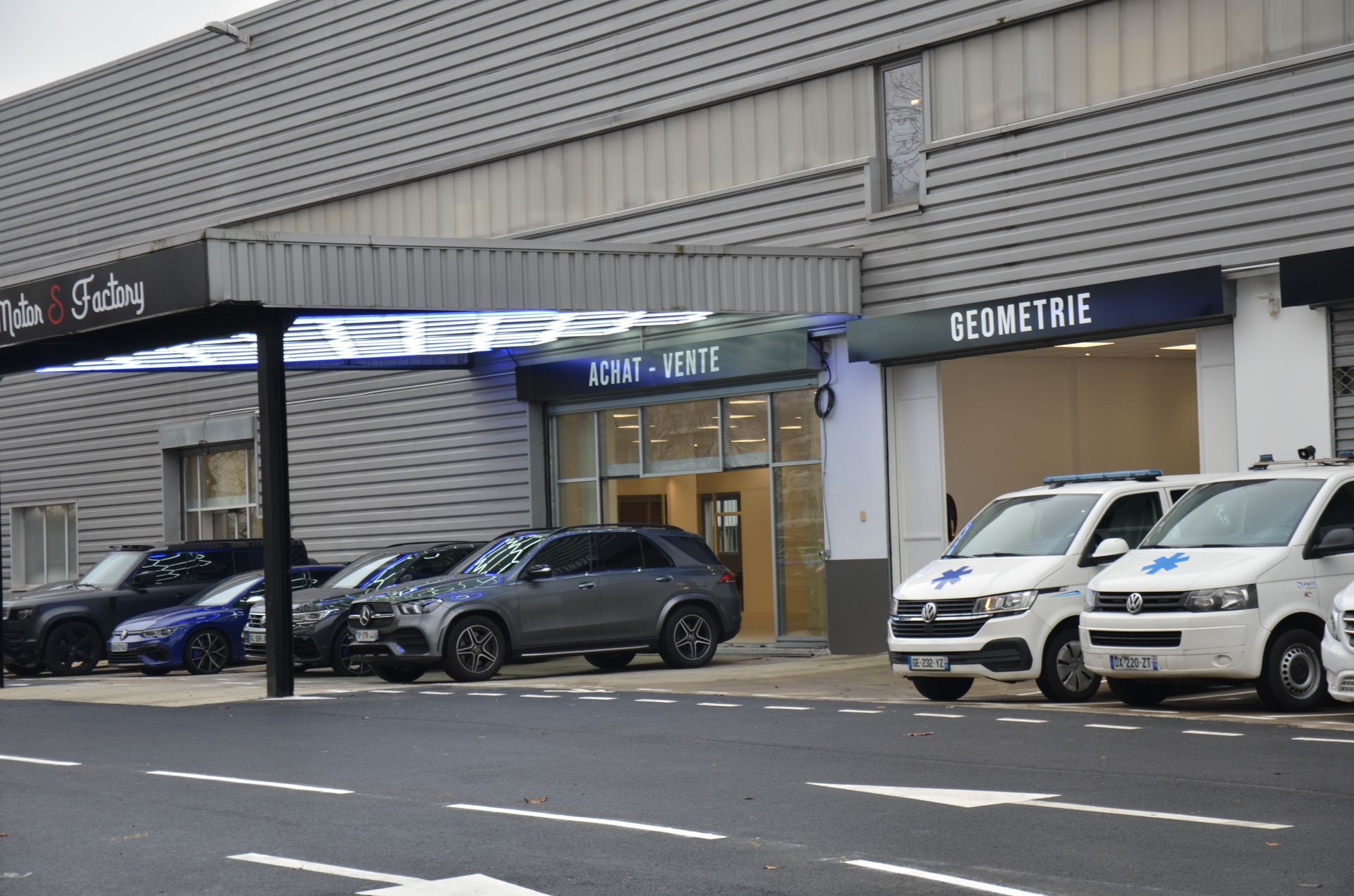 Façade du garage automobile, panneaux 