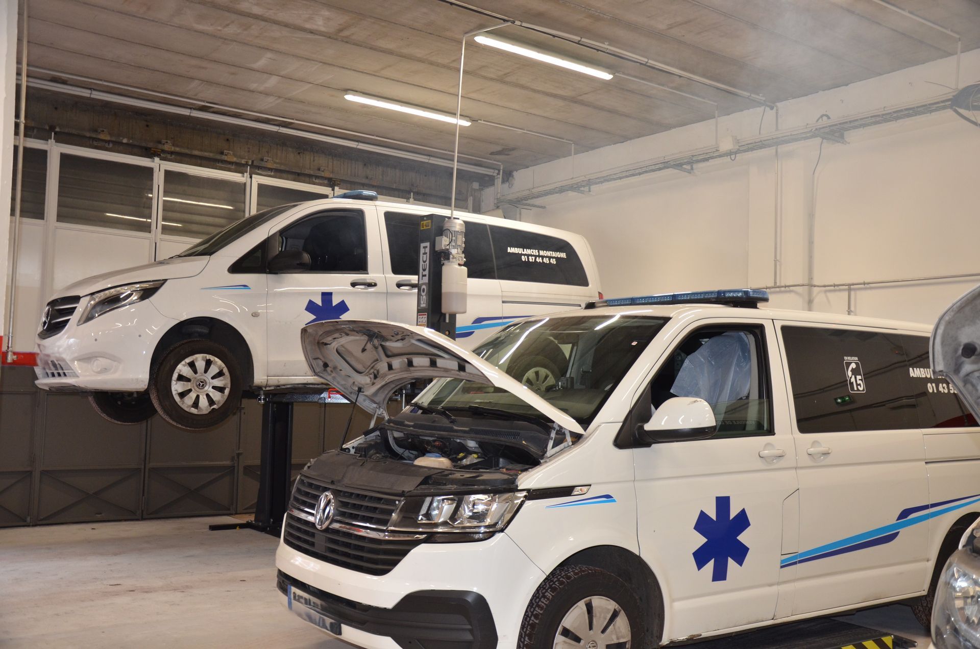 2 véhicules d'ambulancier en attente de révision