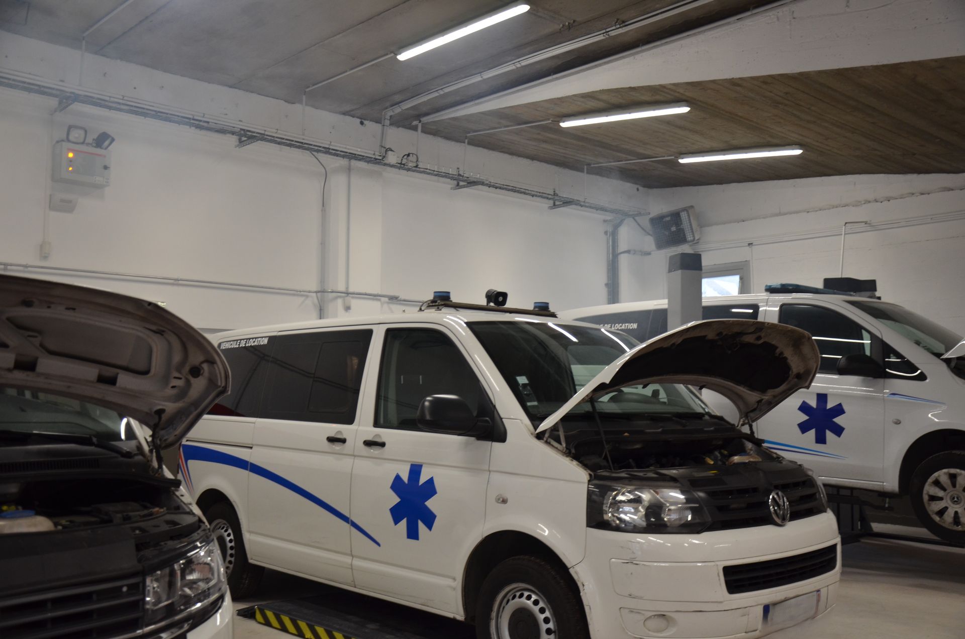 Ambulance avec capot ouvert pour une maintenance