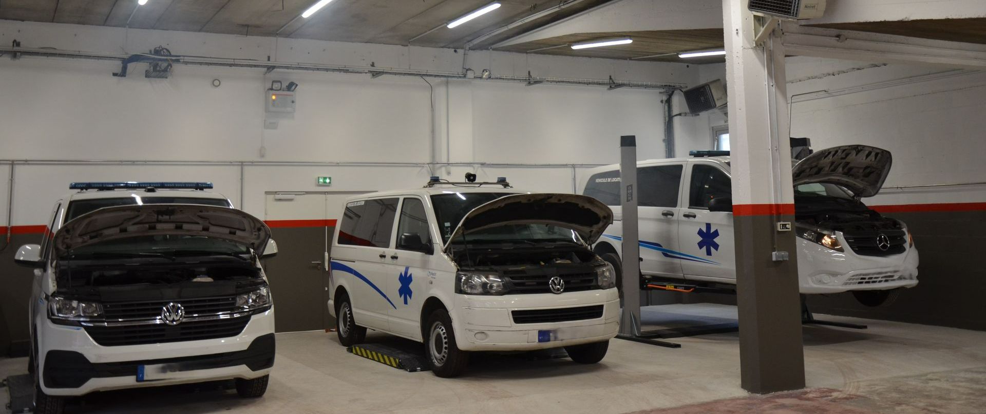 Ambulance avec capot ouvert