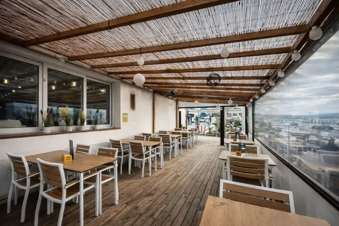 Icono de marcador de posición gris claro con un sol y montañas sobre fondo blanco