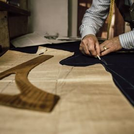 Mann schneidet Stoff