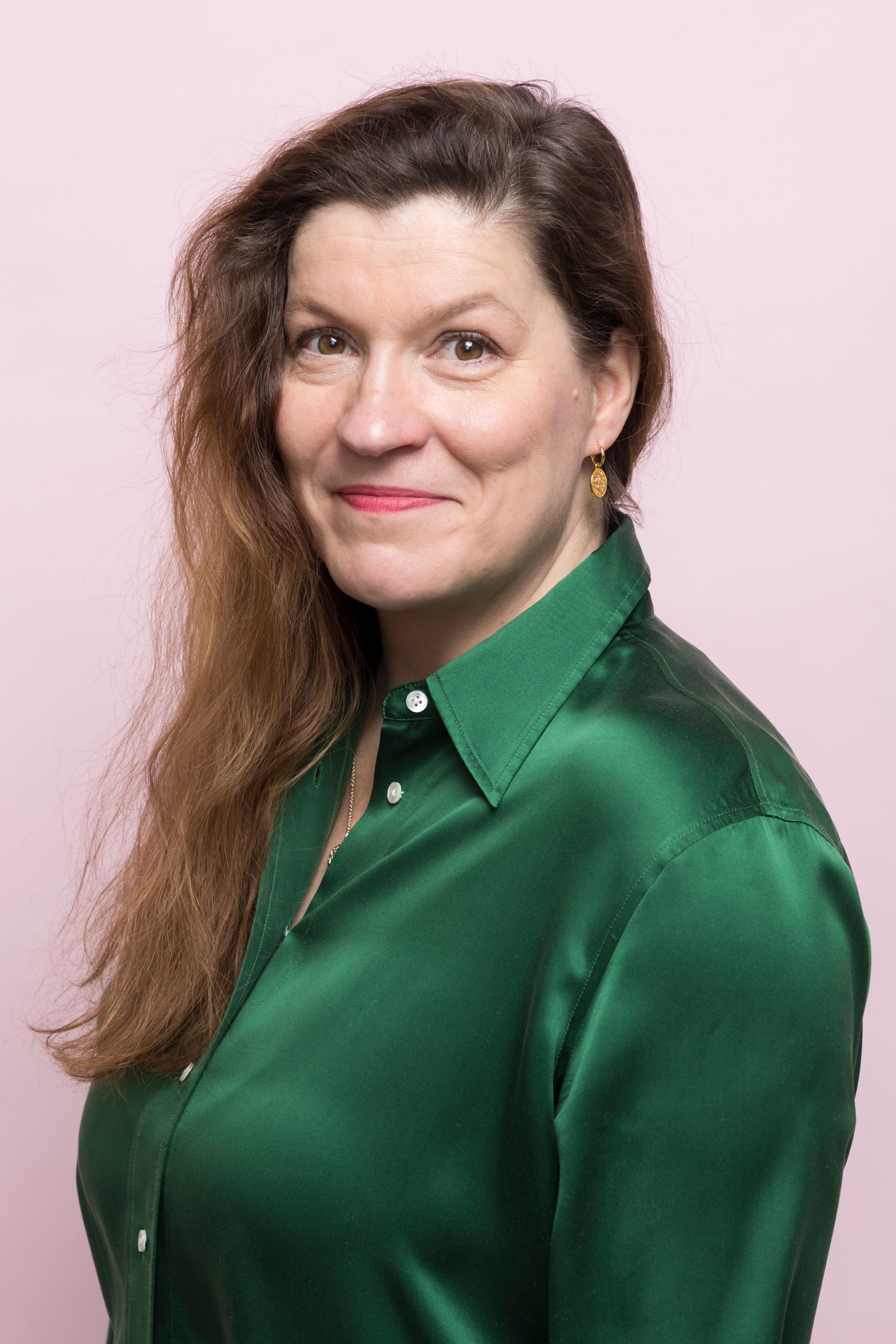 Lääkäri luennoitsija Eeva Löfgren vihreässä paidassa