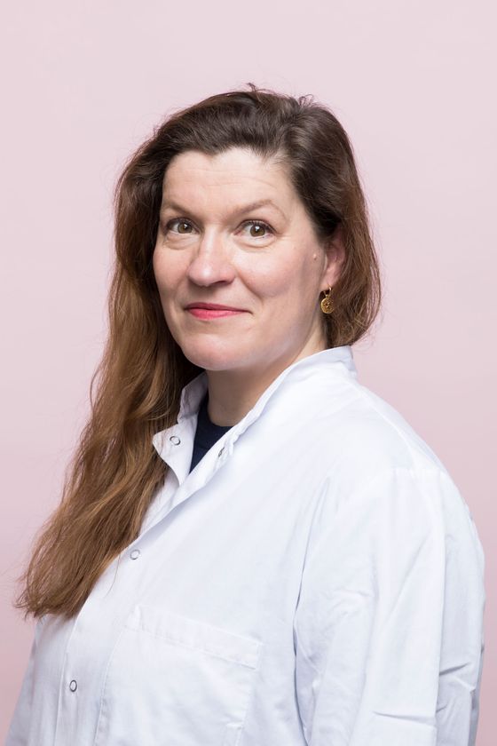 Lääkäri Eeva Löfgren lääkärintakki päällä