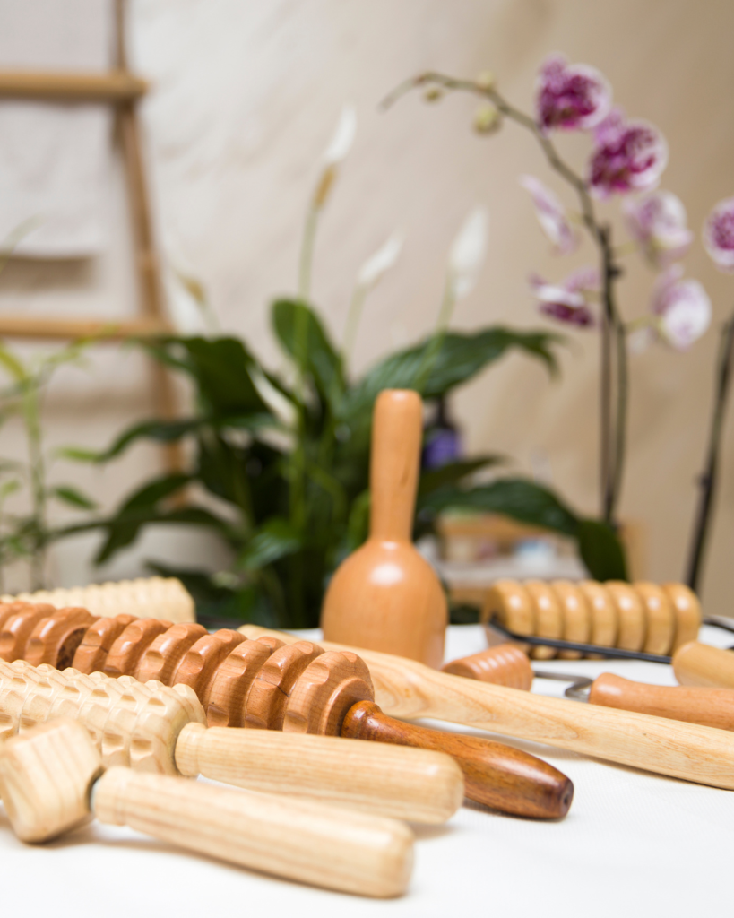 Hombre recibiendo depilación láser en el pecho. El técnico sostiene el dispositivo.