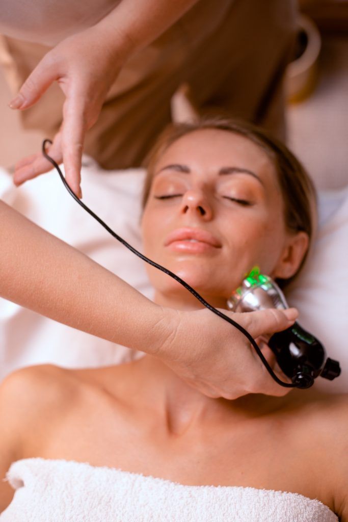 Hombre recibiendo depilación láser en el pecho. El técnico sostiene el dispositivo.