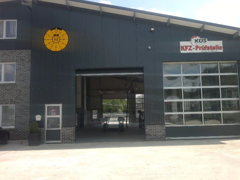 Ein schwarzes Gebäude mit einem Schild mit der Aufschrift „Kfz-Prüfstelle“