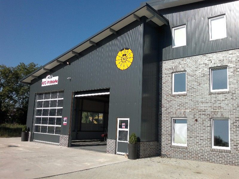 Ein großes Gebäude mit einer gelben Sonne an der Seite