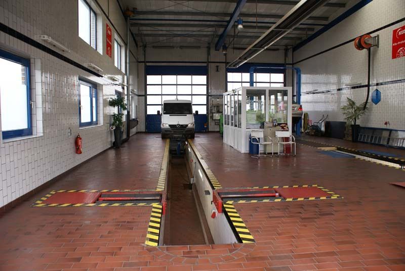 Ein weißer Lieferwagen steht in einer Garage.