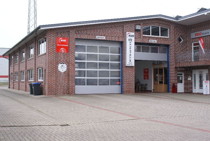 Ein großes Backsteingebäude mit einem großen Garagentor