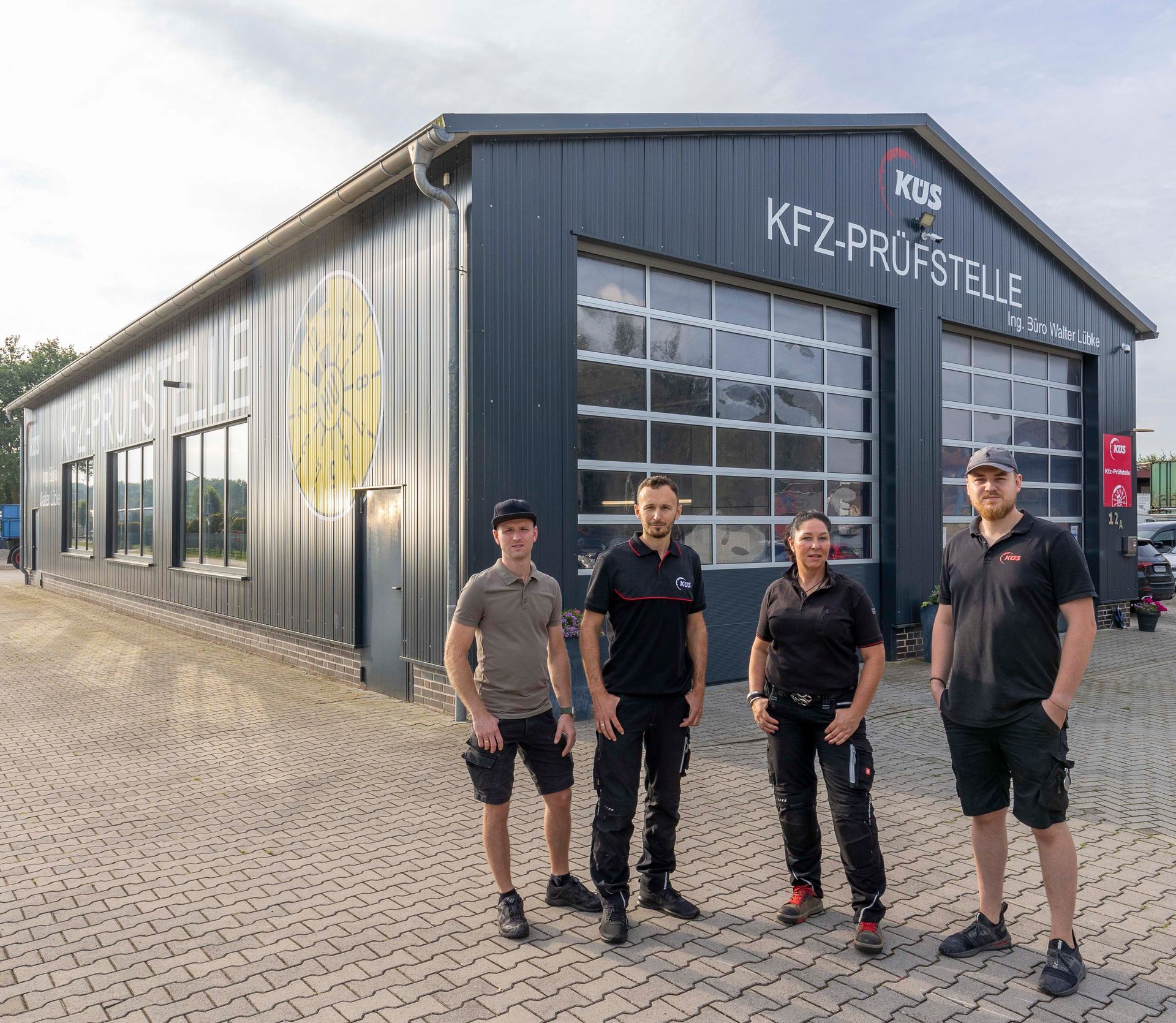 Eine Gruppe von Menschen steht vor einem Gebäude.