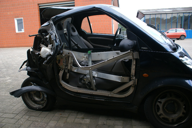 Ein schwarzes Auto, das bei einem Unfall beschädigt wurde