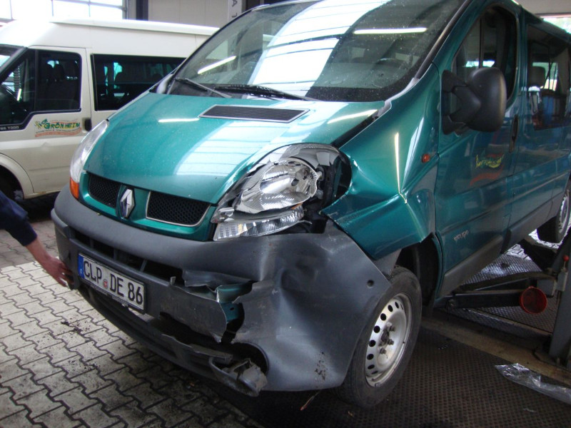 Ein grüner Lieferwagen mit beschädigter Stoßstange vorne hat ein Nummernschild mit der Aufschrift RLP DE 86