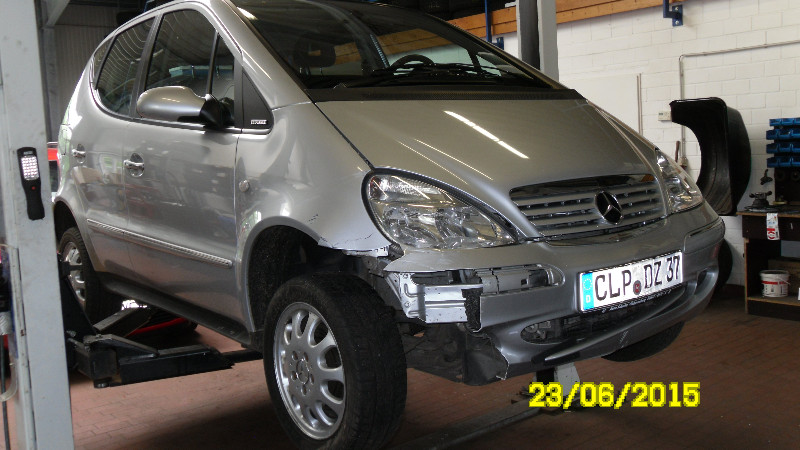 Ein silbernes Auto mit einem Nummernschild mit der Aufschrift „blp-029“