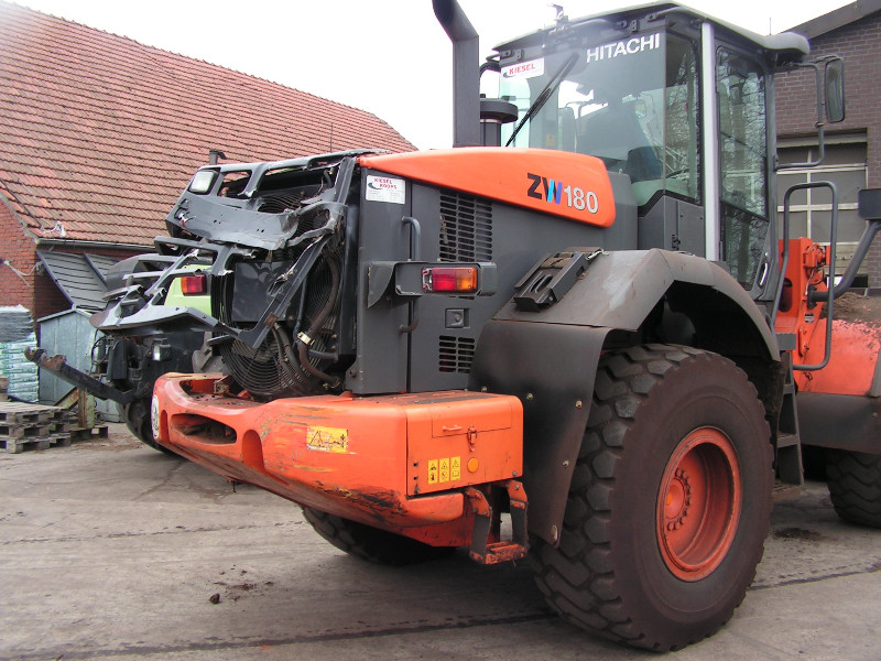 Ein Hitachi-Traktor steht vor einem Gebäude