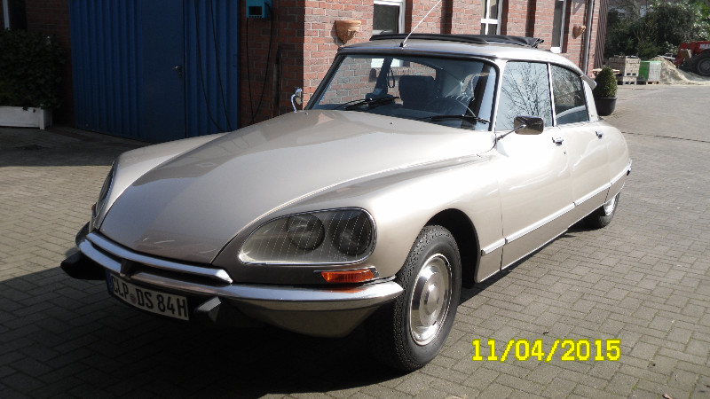 Ein Auto ist vor einem Gebäude geparkt. Das Foto wurde am 04.11.2015 aufgenommen.