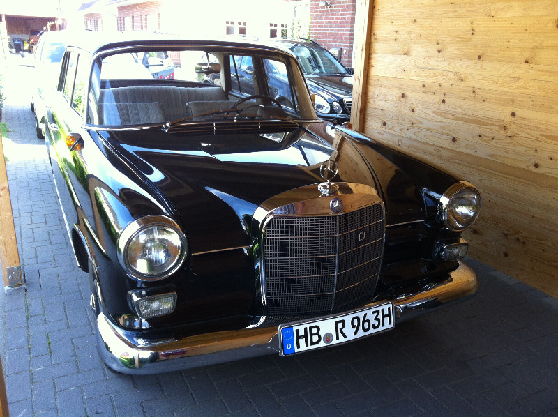 Ein schwarzes Auto mit einem Nummernschild mit der Aufschrift hbr963h