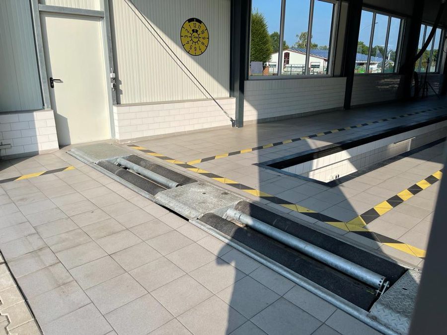 Eine leere Garage mit einer Uhr an der Wand.