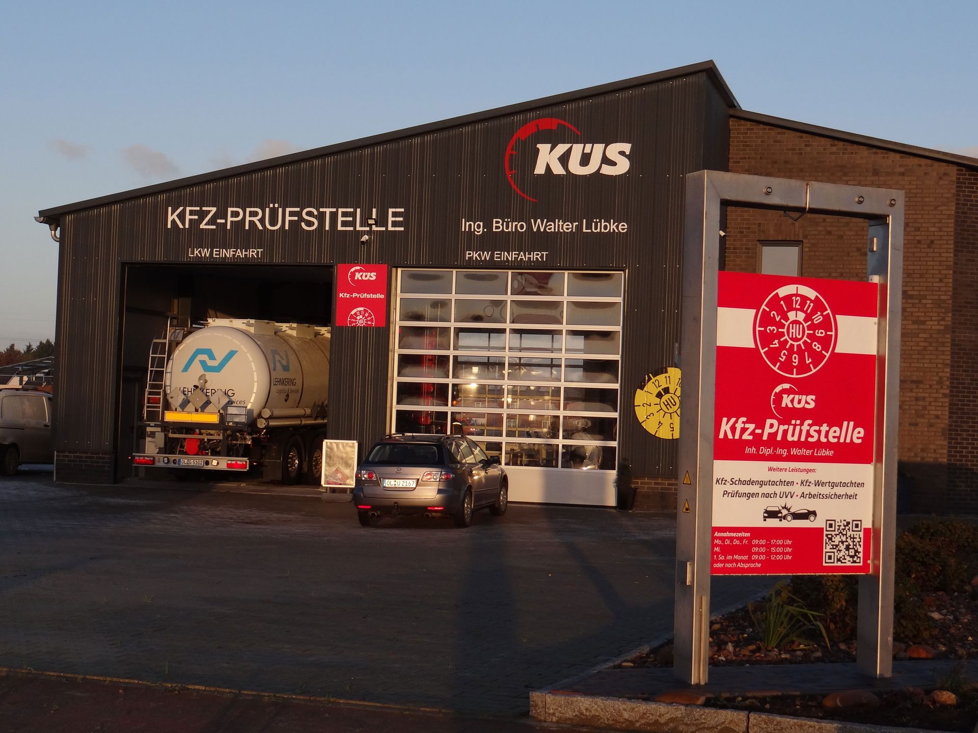 Ein Auto steht vor einem Gebäude mit der Aufschrift „Kus“