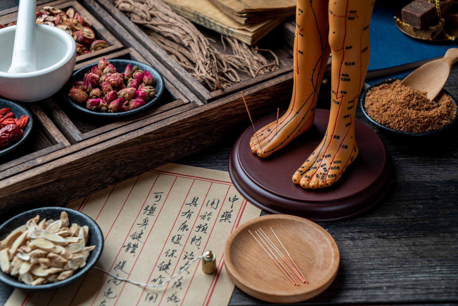 Chinesische Gewürze auf Tisch von Praxis Traditionelle Chinesische Medizin Barbara Schatt