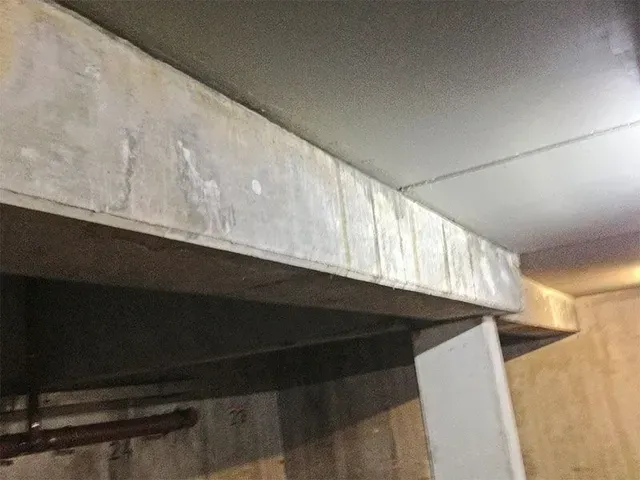 Renzel-Mangold Bautenschutz e.K. - Blick auf feuchten Betonträger einer Tiefgarage