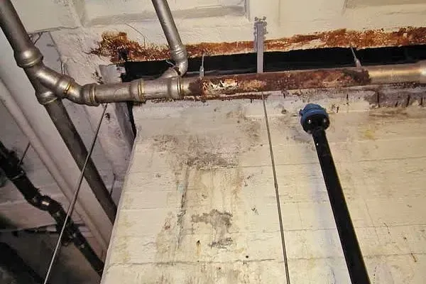 Renzel-Mangold Bautenschutz e.K. - verrostete Rohre im Kellerbereich eines Schwimmbads