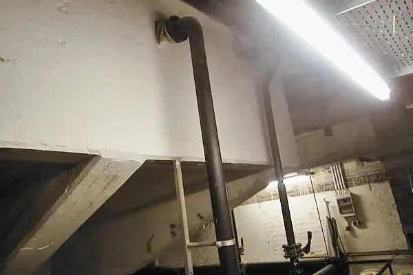 Renzel-Mangold Bautenschutz e.K. - Betonwand an Unterseite eines Pools nach Sanierung