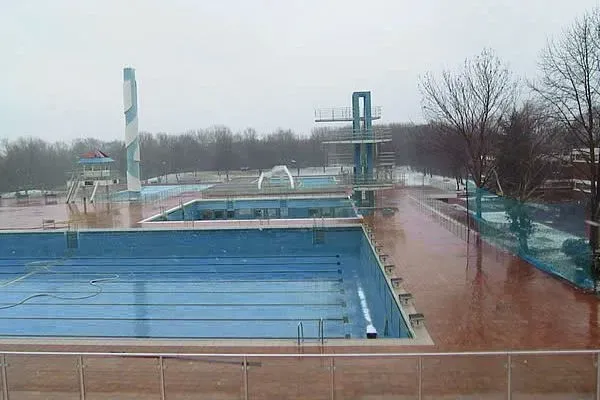 Renzel-Mangold Bautenschutz e.K. - Blick über ein Schwimmbad mit mehreren Poolanlagen und Turm