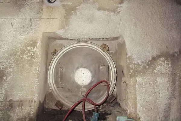 Renzel-Mangold Bautenschutz e.K. - Betonwand mit Schäden in einem Schwimmbad