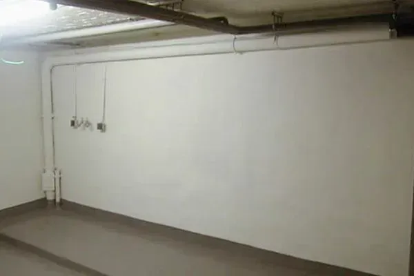 Renzel-Mangold Bautenschutz e.K. - Betonwand nach professioneller Instandsetzung, sauber und schadfrei