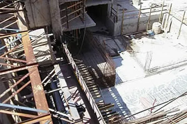 Renzel-Mangold Bautenschutz e.K. - Blick von oben auf rostige Stahlträger an einer Baustelle