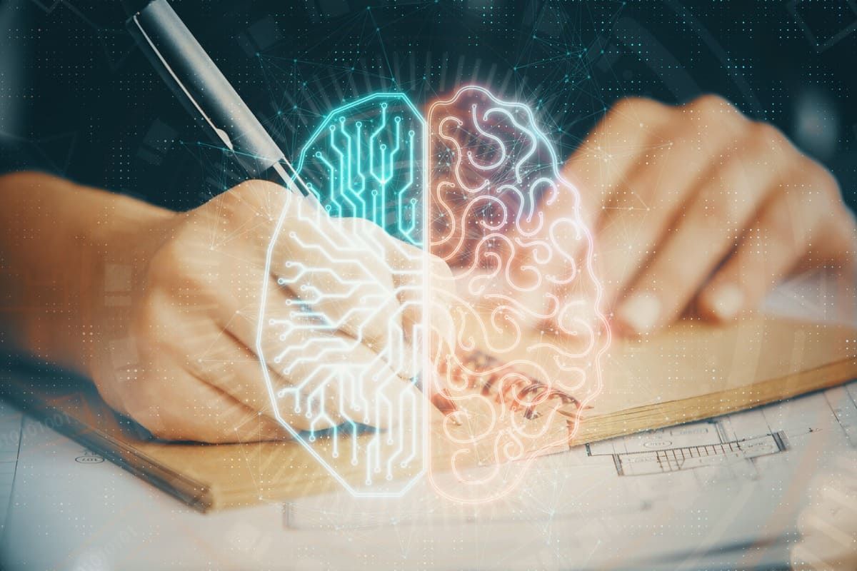 Una persona está escribiendo en un trozo de papel con un cerebro dibujado en él.