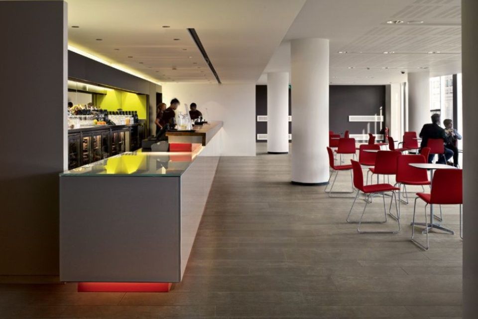 Raum mit Fliesen aus Beton