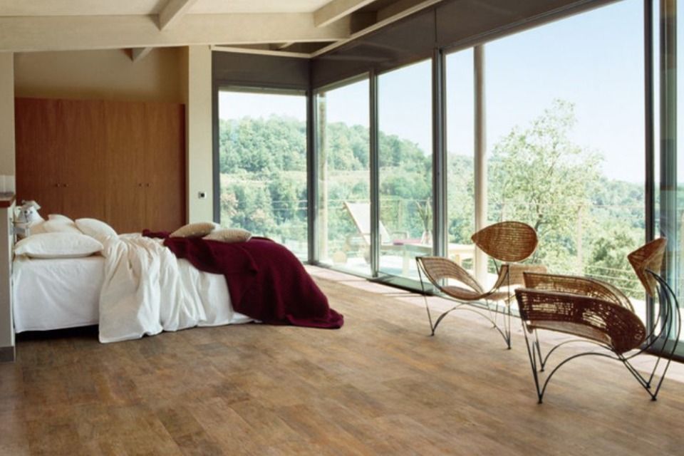 Schlafzimmer mit Fliesen in Holzoptik