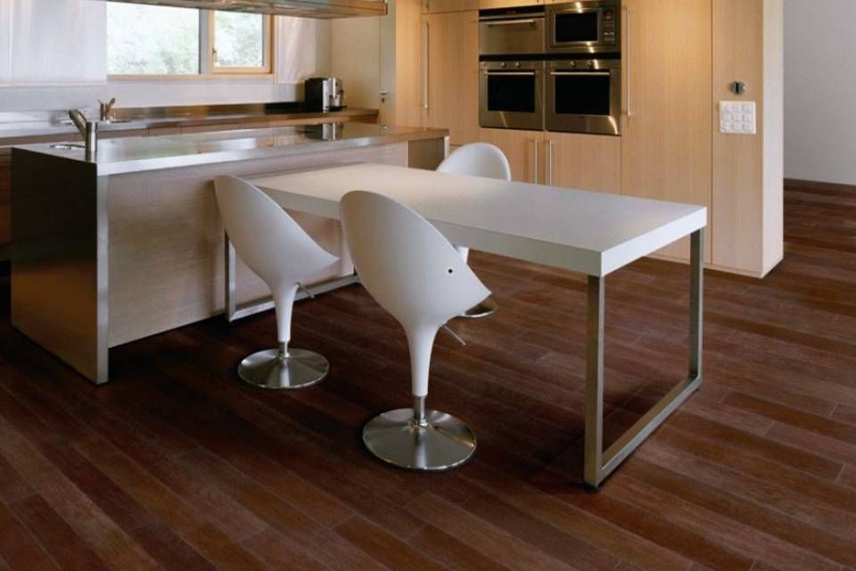 Sitzgruppe auf dunklem Holzboden