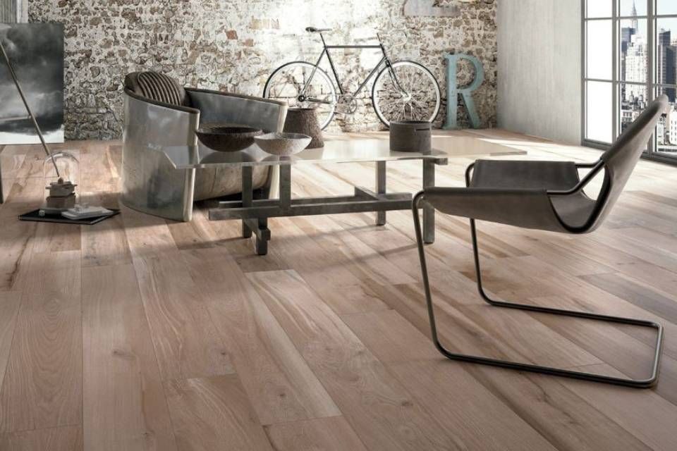 Sitzgruppe auf dunklem Holzboden