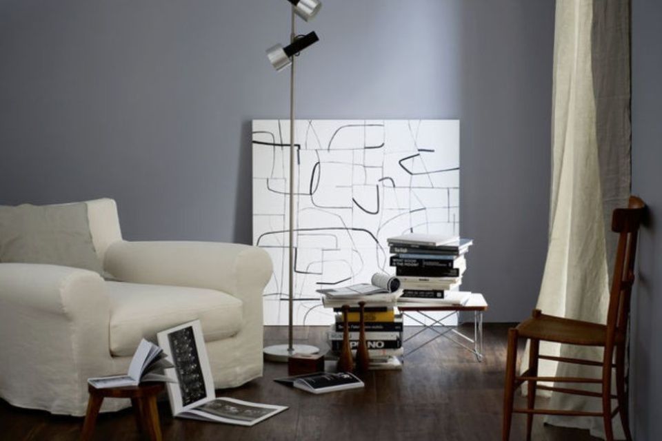 gefliestes Wohnzimmer mit Sessel