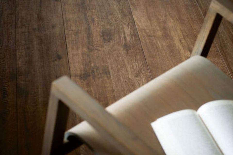 dunkler Fliesenboden in Holzoptik