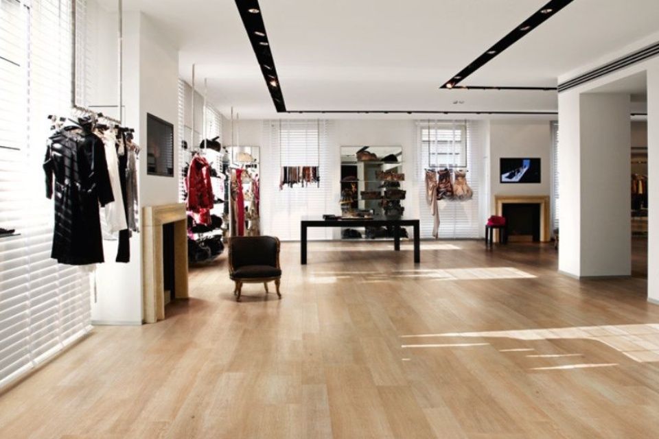 Raum mit Fliesen in Holzoptik